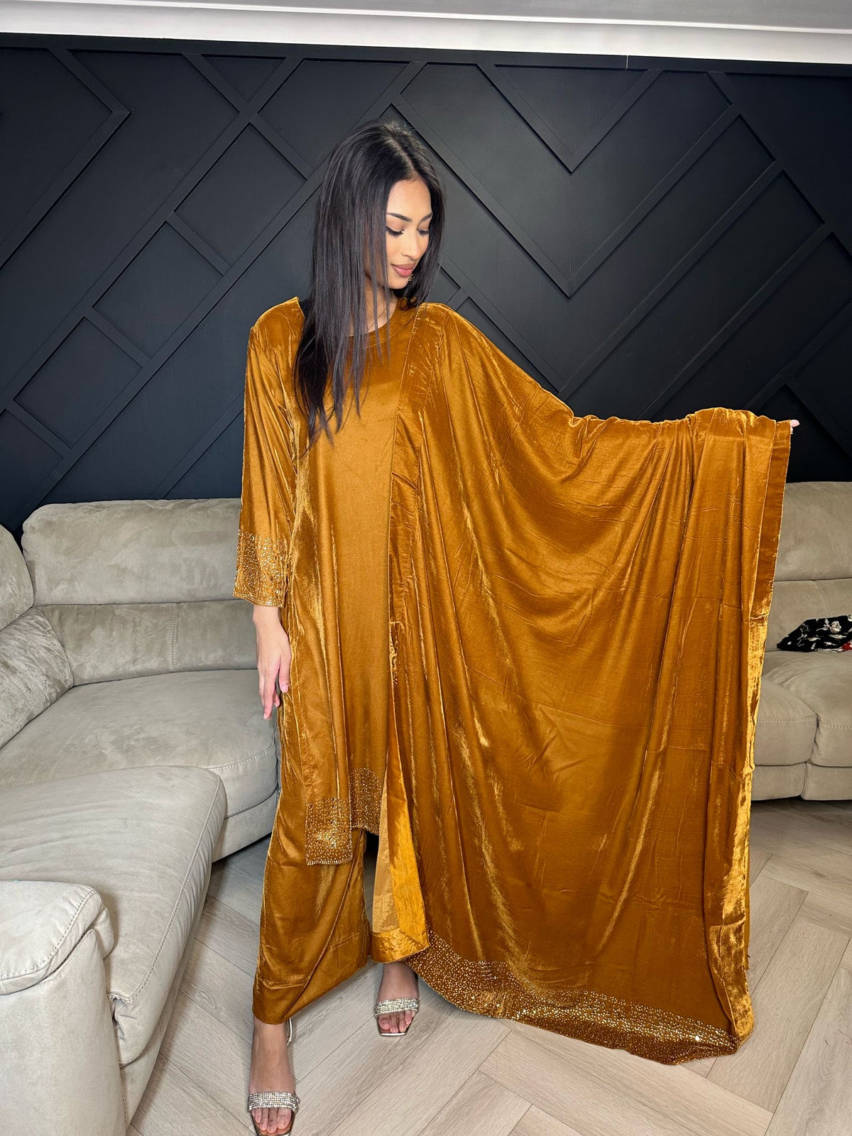 Zobia 3pc Diamond 9000 Velvet With Shawl