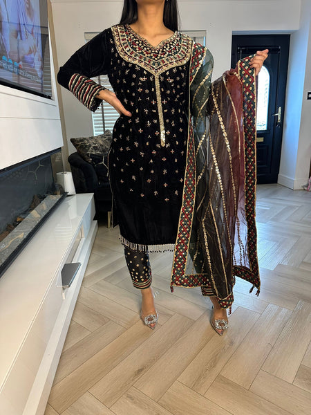 Farrah 3pc Luxury Velvet Embroidered Suit With Net Dupatta – Zee