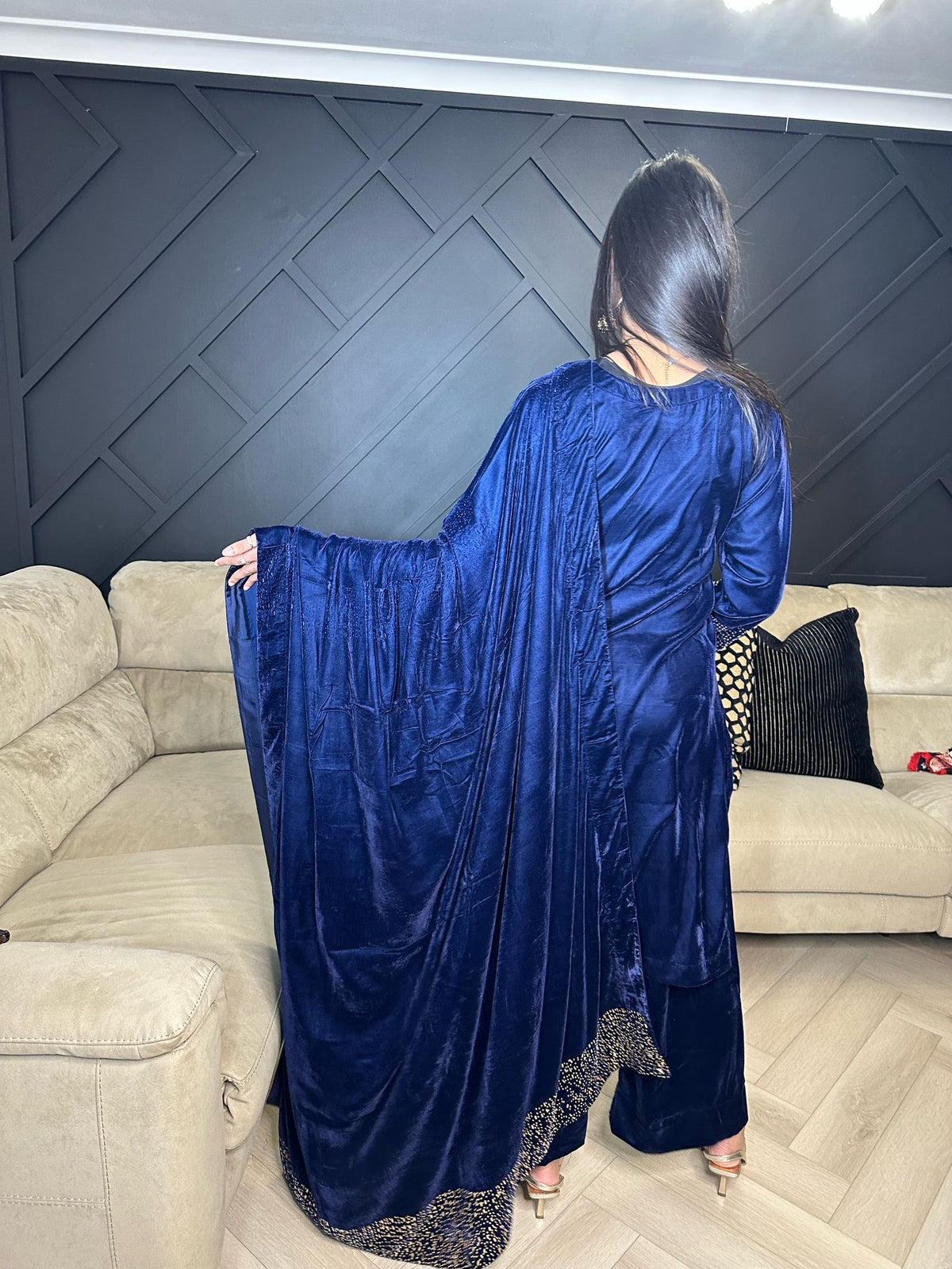 Zobia 3pc Diamond 9000 Velvet With Shawl