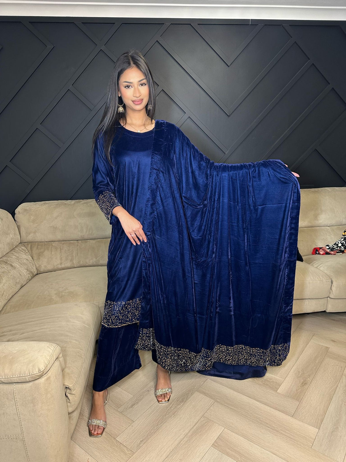 Zobia 3pc Diamond 9000 Velvet With Shawl
